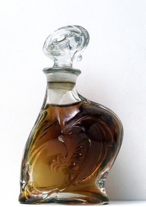 Witte gegoten glazen fles gemaakt voor de tentoonstelling Universelle de Paris in 1900 door Hector Guimard. Internationaal Parfumeriemuseum van Grasse