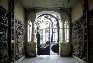 Uitzicht op de toegangspoort van Castel Beranger gelegen aan de rue de la Fontaine 14 in het 16e arrondissement van Parijs