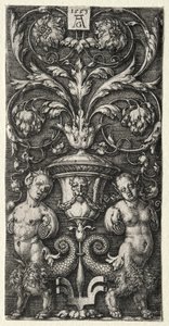 Een vaas tussen twee chimerische figuren