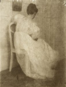 Mary Warner op een witte stoel, c.1910