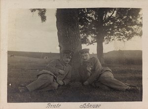 Eerste Wereldoorlog: Oekraïne in de jaren 1914-1916 tijdens de invasie van het Duitse leger. Twee soldaten in een moment van ontspanning door Heldenfriedhof Dsessentniki (attr. to)