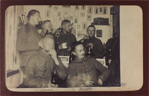 Eerste Wereldoorlog: Oekraïne in de jaren 1914-1916 tijdens de invasie van het Duitse leger. Groep soldaten tijdens een rustmoment door Heldenfriedhof Dsessentniki (attr. to)