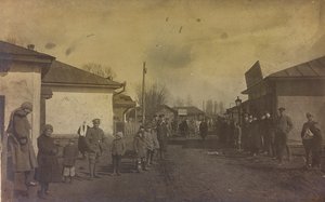 Eerste Wereldoorlog: Oekraïne in de jaren 1914-1916 tijdens de invasie van het Duitse leger. Militairen en burgers in de straat van een stad door Heldenfriedhof Dsessentniki (attr. to)
