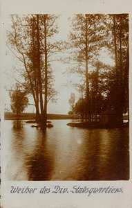 Eerste Wereldoorlog: Oekraïne in de jaren 1914-1916 tijdens de invasie van het Duitse leger. Landschap met rivier door Heldenfriedhof Dsessentniki (attr. to)