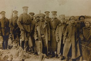 Eerste Wereldoorlog: Oekraïne in de jaren 1914-1916 tijdens de invasie van het Duitse leger. Groep soldaten door Heldenfriedhof Dsessentniki (attr. to)