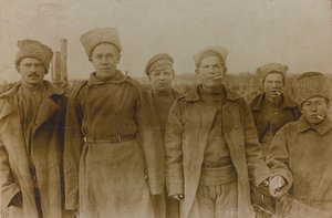 Eerste Wereldoorlog: Oekraïne in de jaren 1914-1916 tijdens de invasie van het Duitse leger. Groep soldaten door Heldenfriedhof Dsessentniki (attr. to)