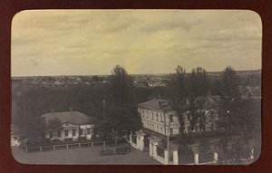 Eerste Wereldoorlog: Oekraïne in de jaren 1914-1916 tijdens de invasie van het Duitse leger. Uitzicht op een stad door Heldenfriedhof Dsessentniki (attr. to)