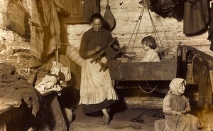 Eerste Wereldoorlog: Oekraïne in de jaren 1914-1916 tijdens de invasie van het Duitse leger. Familie in een huis door Heldenfriedhof Dsessentniki attr. to Heldenfriedhof Dsessentniki attr. to