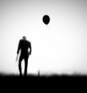 Man en een wegdrijvende ballon