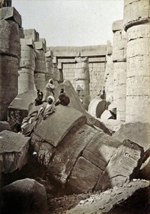 Karnak tempel, c.1900 (zw/w foto) door Henri Béchard