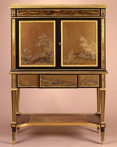 Een secretaire met verguld beslag in Louis XVI-stijl