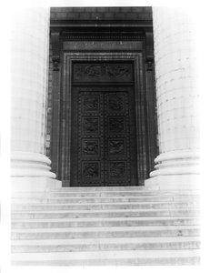 Uitzicht op de deur van La Madeleine bestaande uit acht reliëfpanelen met de Decaloog en scènes uit het Oude Testament