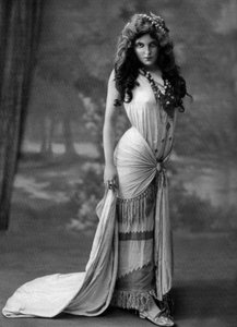 Franse Actrice Christiane Mancini als Aiescha in het Toneelstuk "Les hommes de proie", Champigny, Frankrijk, Foto door Henri Manuel uit Frans Tijdschrift "Le Theatre" september 1907