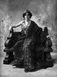 Franse sopraan Suzanne Brohly als Clytemnestre in opera "Iphigenie en Aulide", Parijs, foto door Henri Manuel uit Franse krant "Le Theatre" april 1908 door Henri Manuel