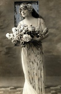 Volledig portret van Lucy Arbell, Franse operazangeres, in kostuum door Henri Manuel
