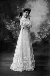 Mevrouw Goldstein als Yvonne in het Toneelstuk "Les plumes du Paon", Parijs, Foto door Henri Manuel uit Frans Tijdschrift "Le Theatre" oktober 1907 door Henri Manuel