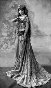 Operazangeres Germaine Bailac als Dalila in opera "Samson et Dalila", 1908