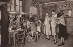Parijs: De coulissen van een modehuis, Mannequins; Een zijscène bij een grote modeontwerper; mannequins door Henri Manuel