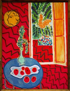 Rood interieur, stilleven op blauwe tafel