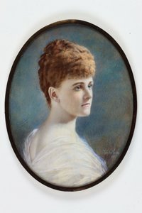 Een dame in een witte jurk, waarschijnlijk Frances Evelyn (Daisy) Greville, geboren Maynard, Lady Brooke, later Gravin van Warwick