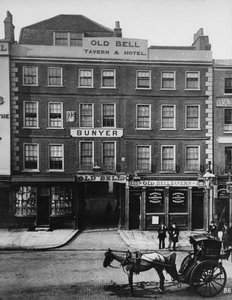 The Old Bell Inn, High Holborn, ca. 1884 door Henry Dixon