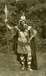 Voorstelling van Koning Arthur in het kostuum van een Britse stamhoofd, zesde eeuw AD, 1924 door Herbert Norris