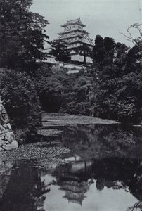 Een feodaal kasteel, vanaf de gracht (zwart-wit foto) door Herbert Ponting