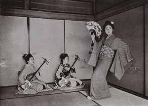 Een geisha die danst (zwart-wit foto) door Herbert Ponting