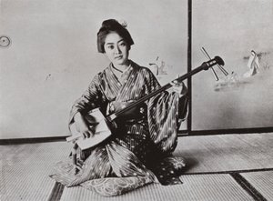 Een Geisha die de Samisen speelt door Herbert Ponting