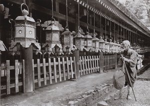 Een Pelgrim bij de Kasuga Tempel, Nara (zw/w foto) door Herbert Ponting
