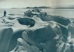 Een drukrichel in het zee-ijs richting Kaap Barne, 1911