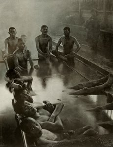 Een openbaar bad in Kanawa, 1910 door Herbert Ponting