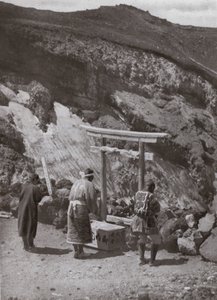Een heiligdom aan de rand van de krater (zwart-wit foto) door Herbert Ponting