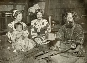 Ainu man en vrouwen thuis, 1910