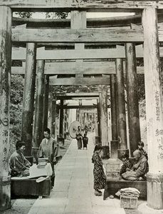 Een laan van Torii bij Inari, 1910
