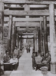 Een Laan van Torii bij Inari Tempel door Herbert Ponting