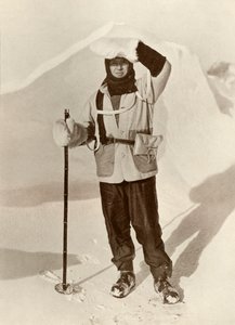 Kapitein Scott draagt de Portemonnee waarin hij zijn Sledetochtjournalen bewaarde, c1910-1911, 1913