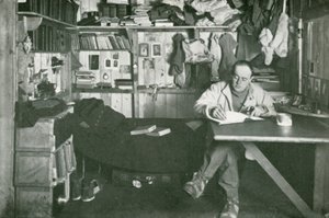 Kapitein Scott schrijft zijn dagboek door Herbert Ponting