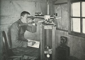 Dr. Simpson bij de Unifilaire Magnetometer, 1911, 1913 door Herbert Ponting