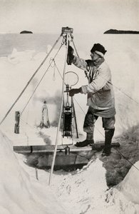 E. W. Nelson met de Nansen-Petersen geïsoleerde waterfles, ca. 1911