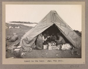 Vier expeditieleden lunchen in een tent