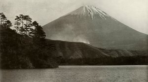 Fuji vanuit Nishi-No-Umi, 1910 door Herbert Ponting