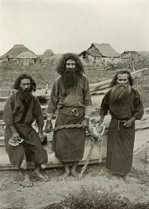 Happu Konno, de jager in het midden en twee Ainu-vissers, 1910