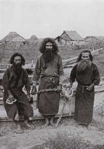 Happukonno, de Jager (in het midden), en twee Ainu Vissers door Herbert Ponting