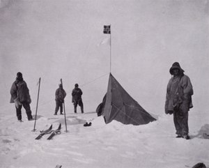 Het was een zwarte vlag, de Noorse vlag. Amundsen was als eerste op de pool door Herbert Ponting