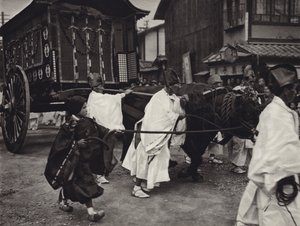 Japan in de jaren 1920: Shintoïstische begrafenis van een persoon van hoge rang (zw/w foto) door Herbert Ponting