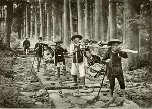 Japanse Dames Gaan naar de Heiligdommen, Nikko, 1910 door Herbert Ponting