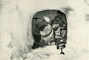 Luitenant Evans en Nelson graven een grot voor koude opslag, 12 januari 1911