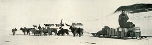 Meares en Demetri met hun hondenteams vertrekken van Hut Point, ca. 1911, 1913 door Herbert Ponting