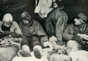 Leden van de Poolpartij die hun slaapzakken ingaan, ca. 1911, 1913